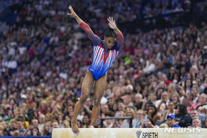 [미니애폴리스=AP/뉴시스] 시몬 바일스가 지난달 30일(현지시각) 미국 미네소타주 미니애폴리스의 타깃센터에서 열린 2024 파리 올림픽 미국 기계체조 여자 선발전에서 평균대 종목에 출전해 연기를 선보이고 있다. 2024.07.01.