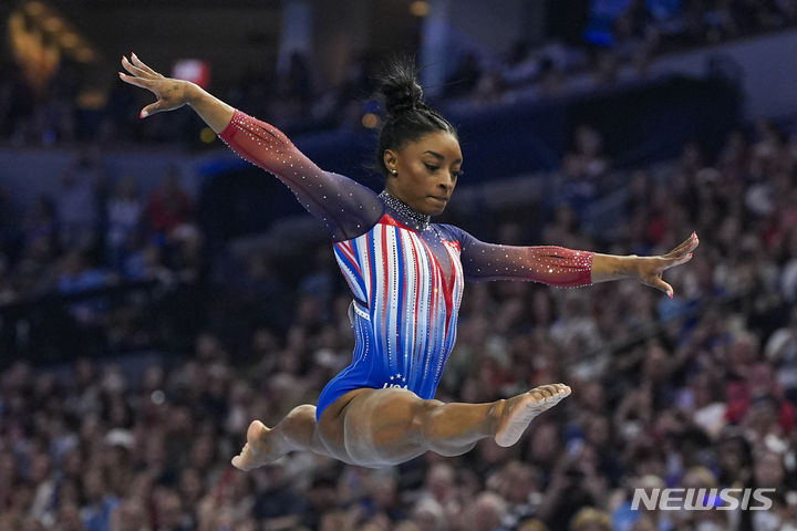 [미니애폴리스=AP/뉴시스] 시몬 바일스가 지난달 30일(현지시각) 미국 미네소타주 미니애폴리스의 타깃센터에서 열린 2024 파리 올림픽 미국 기계체조 여자 선발전에서 평균대 종목에 출전해 연기를 선보이고 있다. 2024.07.01.