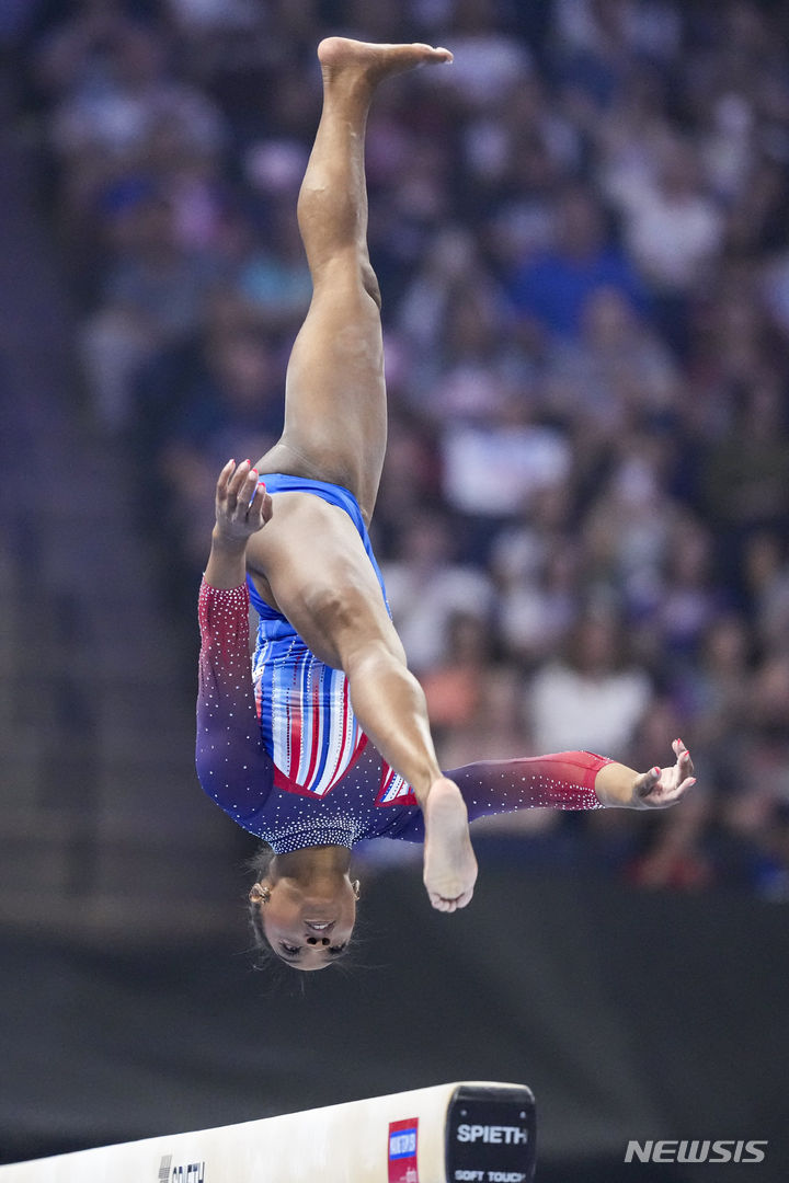 [미니애폴리스=AP/뉴시스] 시몬 바일스가 지난달 30일(현지시각) 미국 미네소타주 미니애폴리스의 타깃센터에서 열린 2024 파리 올림픽 미국 기계체조 여자 선발전에서 평균대 종목에 출전해 연기를 선보이고 있다. 2024.07.01.