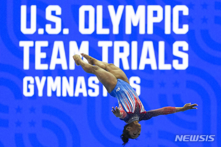 [미니애폴리스=AP/뉴시스] 시몬 바일스가 지난달 30일(현지시각) 미국 미네소타주 미니애폴리스의 타깃센터에서 열린 2024 파리 올림픽 미국 기계체조 여자 선발전에서 마루 종목에 출전해 연기를 선보이고 있다. 2024.07.01.