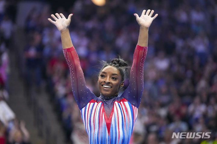 [미니애폴리스=AP/뉴시스] 시몬 바일스가 지난달 30일(현지시각) 미국 미네소타주 미니애폴리스의 타깃센터에서 열린 2024 파리 올림픽 미국 기계체조 여자 선발전에서 마루 종목에 출전해 연기를 선보인 뒤 미소를 짓고 있다. 2024.07.01.