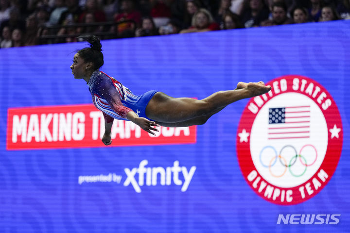 [미니애폴리스=AP/뉴시스] 시몬 바일스가 1일(한국시각) 미국 미네소타주 미니애폴리스의 타깃센터에서 열린 2024 파리 올림픽 미국 기계체조 여자 선발전에 나서 마루 경기를 펼치고 있다. 2024.07.01.