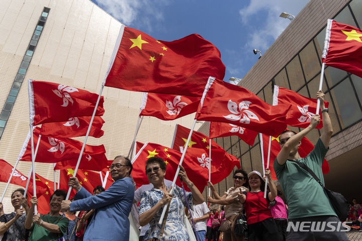 [홍콩=AP/뉴시스] 1일(현지시각) 홍콩에서 중국 지지자들이 홍콩의 중국 반환 27주년을 기념해 중국 국기와 홍콩기를 흔들고 있다. 홍콩은 1997년 7월 1일 영국으로부터 중국에 반환돼 특별행정구가 성립됐다. 2024.07.01.