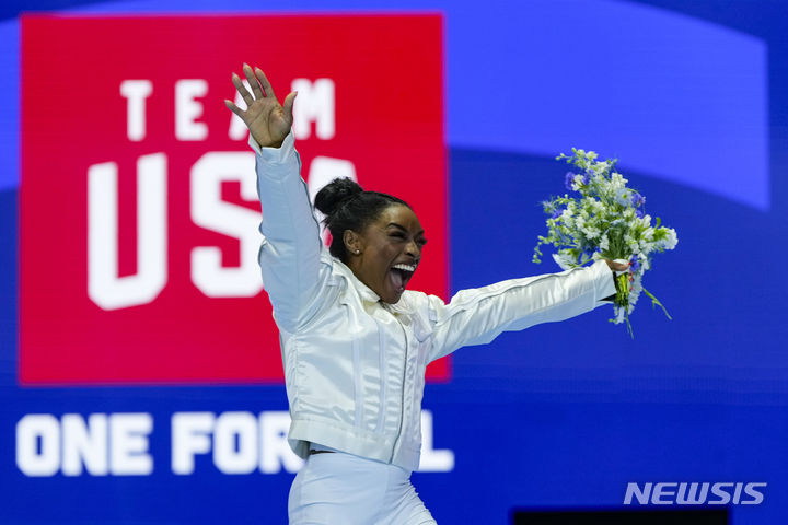 [미니애폴리스=AP/뉴시스] 시몬 바일스가 1일(한국시각) 미국 미네소타주 미니애폴리스의 타깃센터에서 열린 2024 파리 올림픽 미국 기계체조 여자 선발전에서 총합 117.225점을 획득하며 2024 파리올림픽 출전권을 확보한 뒤 환호하고 있다. 2024.07.01.