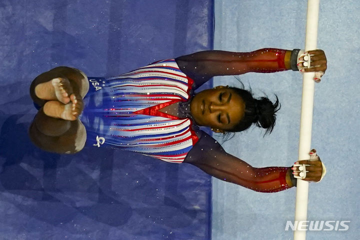 [미니애폴리스=AP/뉴시스] 시몬 바일스가 지난달 30일(현지시각) 미국 미네소타주 미니애폴리스의 타깃센터에서 열린 2024 파리 올림픽 미국 기계체조 여자 선발전에서 이단평행봉 종목에 출전해 연기를 선보이고 있다. 2024.07.01.