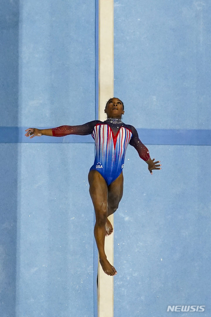 [미니애폴리스=AP/뉴시스] 시몬 바일스가 지난달 30일(현지시각) 미국 미네소타주 미니애폴리스의 타깃센터에서 열린 2024 파리 올림픽 미국 기계체조 여자 선발전에서 평균대 종목에 출전해 연기를 선보이고 있다. 2024.07.01.