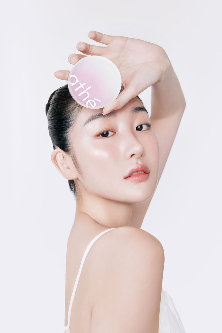[서울=뉴시스] 생활문화기업 LF의 컨템포러리 비건 뷰티 브랜드 '아떼(athe)'가 신제품 '아떼 비건 릴리프 라이팅 톤업 선쿠션'을 출시했다고 1일 밝혔다. (사진=LF 제공) *재판매 및 DB 금지