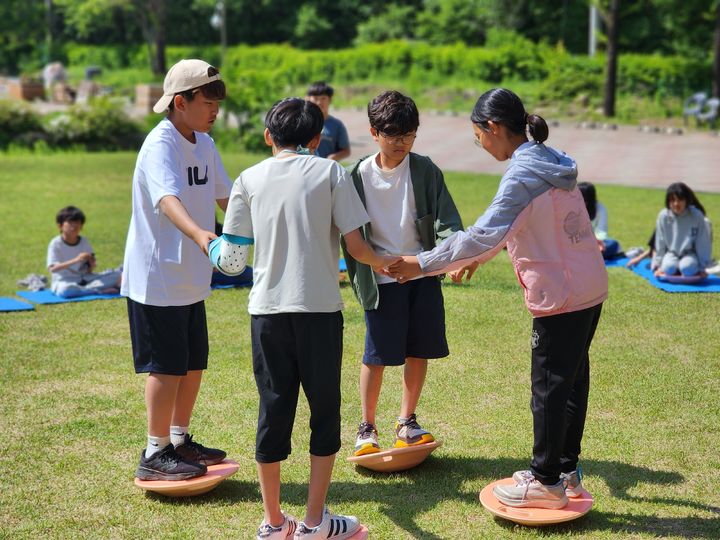 충북학생수련원 자기성장 체험활동에 참가한 학생들이 몸활동을 하고 있다. *재판매 및 DB 금지