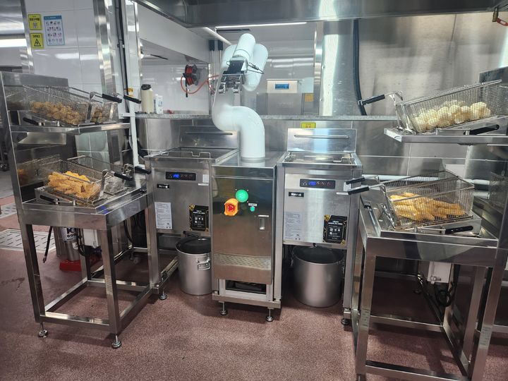 [안동=뉴시스] 포항고 급식실에서 로봇이 튀김 조리를 하고 있다. (사진=경북교육청 제공) 2024.07.01 *재판매 및 DB 금지
