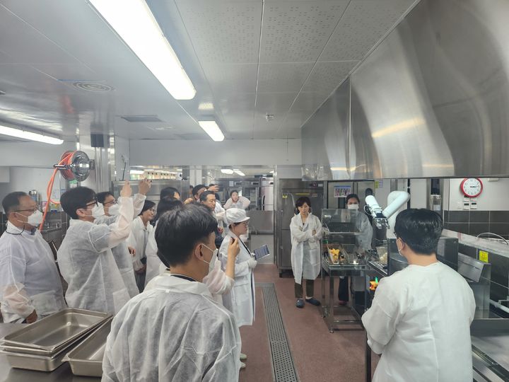 [안동=뉴시스] 지난 달 25일 포항고 급식실에서 진행되고 있는 튀김 로봇 운영협의회. (사진=경북교육청 제공) 2024.07.01 *재판매 및 DB 금지