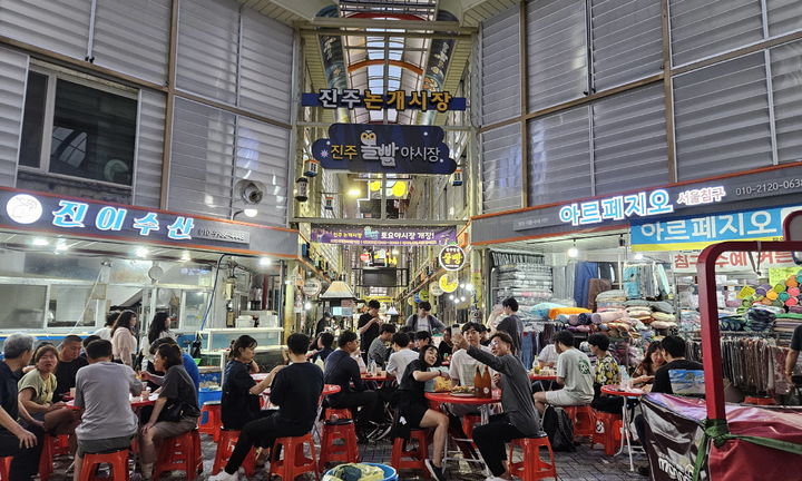 [진주=뉴시스] 진주 '올빰토요야시장'. (사진=진주시 제공) 2024.07.01. photo@newsis.com *재판매 및 DB 금지