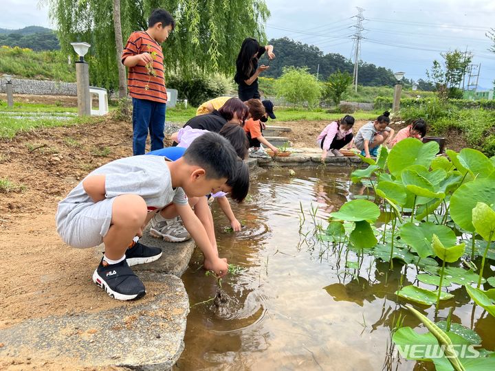 [전주=뉴시스] 농촌유학을 간 학생들이 생태체험을 하는 모습 (사진=전북교육청 제공) 2024.07.01. photo@newsis.com