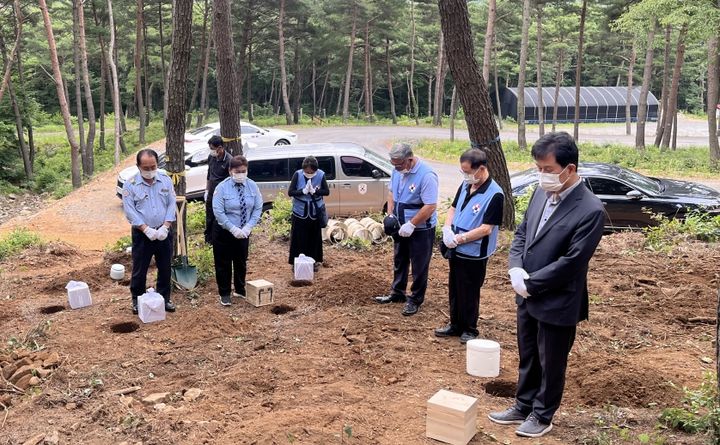 [서천=뉴시스] 조명휘 기자 = 서천군이 무연고 사망자 유골 36기를 국립기억의숲 수목장에 안치하고 있다. (사진= 서천군 제공) 2024.07.01. photo@newsis.com *재판매 및 DB 금지