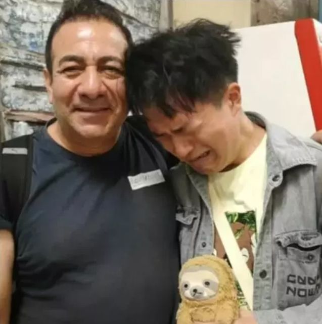 [서울=뉴시스] 스페인에서 여행을 하던 중 평소 아끼는 인형을 잃어버렸다가 찾은 한 중국인 관광객의 이야기가 현지 소셜 미디어에 퍼지면서 많은 누리꾼에게 감동을 안겨주고 있다. (사진=샤오홍슈) *재판매 및 DB 금지