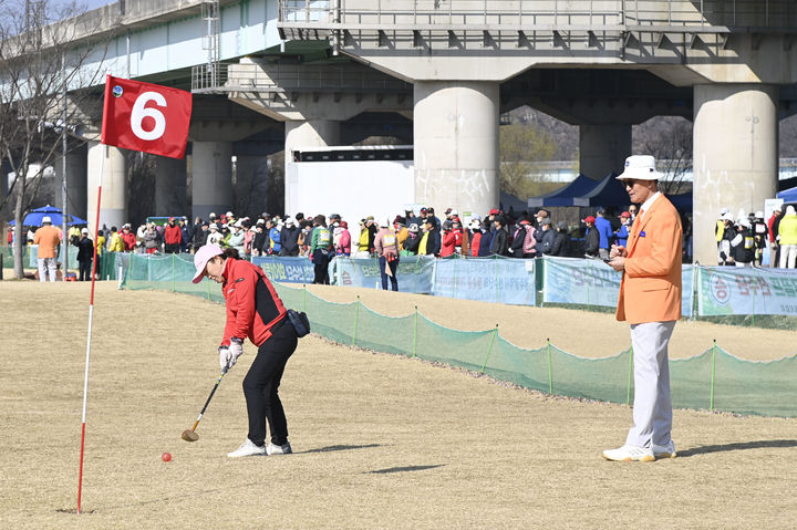 [대구=뉴시스]달성군의 한 파크골프장에서 라운딩하는 모습이다(사진=달성군 제공) 2024.07.01 photo@newsis.com *재판매 및 DB 금지