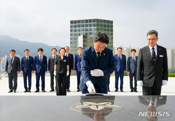 [창원=뉴시스]경남도의회 최학범 의장 등 후반기 의장단이 1일 첫 공식을 일정으로 국립3·15민주묘지를 찾아 참배하고 있다.(사진=경남도의회 제공) 2024.07.01. photo@newsis.com