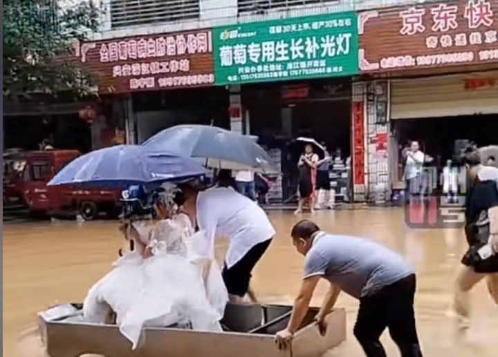 [서울=뉴시스] 중국의 한 부부가 홍수 속에서도 보트와 소방차를 동원해 결혼식을 올린 사연이 눈길을 끌고 있다. (사진=도우인 갈무리) *재판매 및 DB 금지