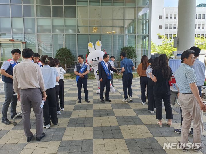 [창원=뉴시스]경남도 감사위원회와 도청공무원노동조합이 1일 낮 도청 신관 야외무대에서 매월 1일 '청렴한 날' 지정 홍보를 위한 청렴 아이스크림 나눔 활동을 하고 있다.(사진=경남도 제공)2024.07.01. photo@newsis.com