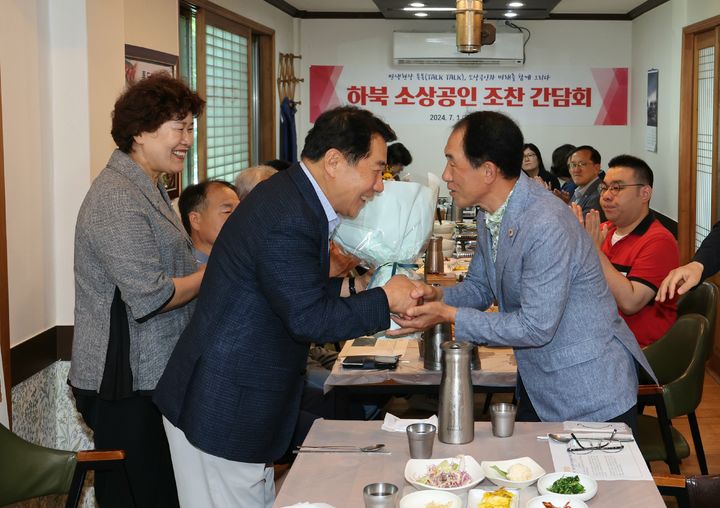 [양산=뉴시스] 나동연 경남 양산시장이 취임 2주년을 맞아 하북 소상공인과 조찬 감담회를 하고 있다. (사진=양산시 제공) 2024.07.01. photo@newsis.com *재판매 및 DB 금지