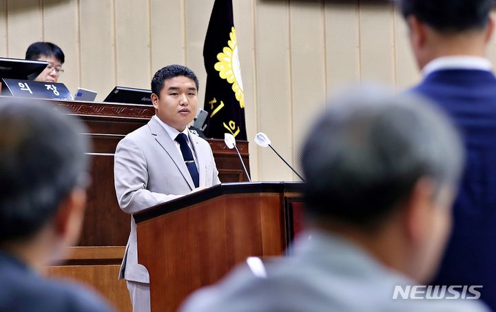 [의왕=뉴시스] 한채훈 시 의원이 김성제 시장을 상대로 시정질문을 하고 있다.(사진=한채훈 시의원 제공).