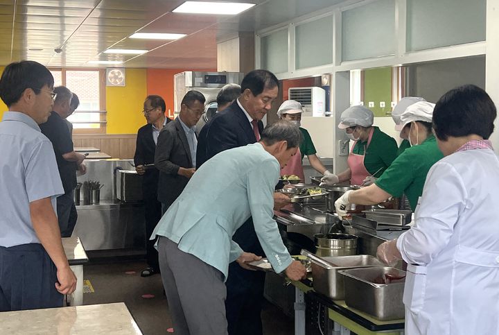 심재국 평창군수, 학교급식 체험 "건강·안전 지원"