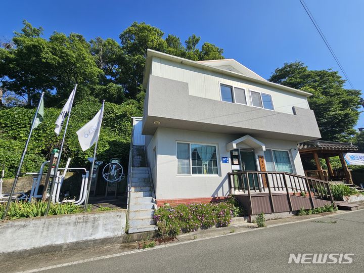 [포항=뉴시스] 송종욱 기자 = 포항 추모공원을 유치한 경북 포항시 남구 눌태리 마을회관 전경. 2024.07.01 sjw@newsis.com