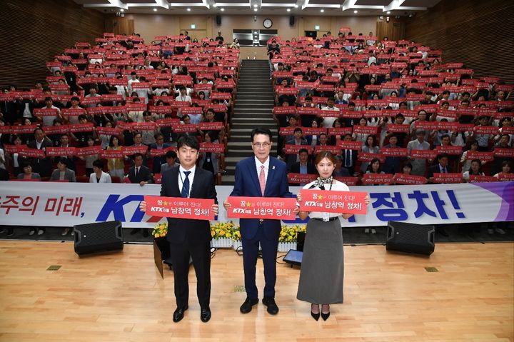 [울산=뉴시스] 울산 울주군은 1일 군청 알프스홀에서 직원 400여 명이 참석한 가운데 민선8기 이순걸 울주군수 취임 2주년 기념식을 가졌다고 밝혔다. 2024.07.01. (사진= 울주군 제공)photo@newsis.com *재판매 및 DB 금지