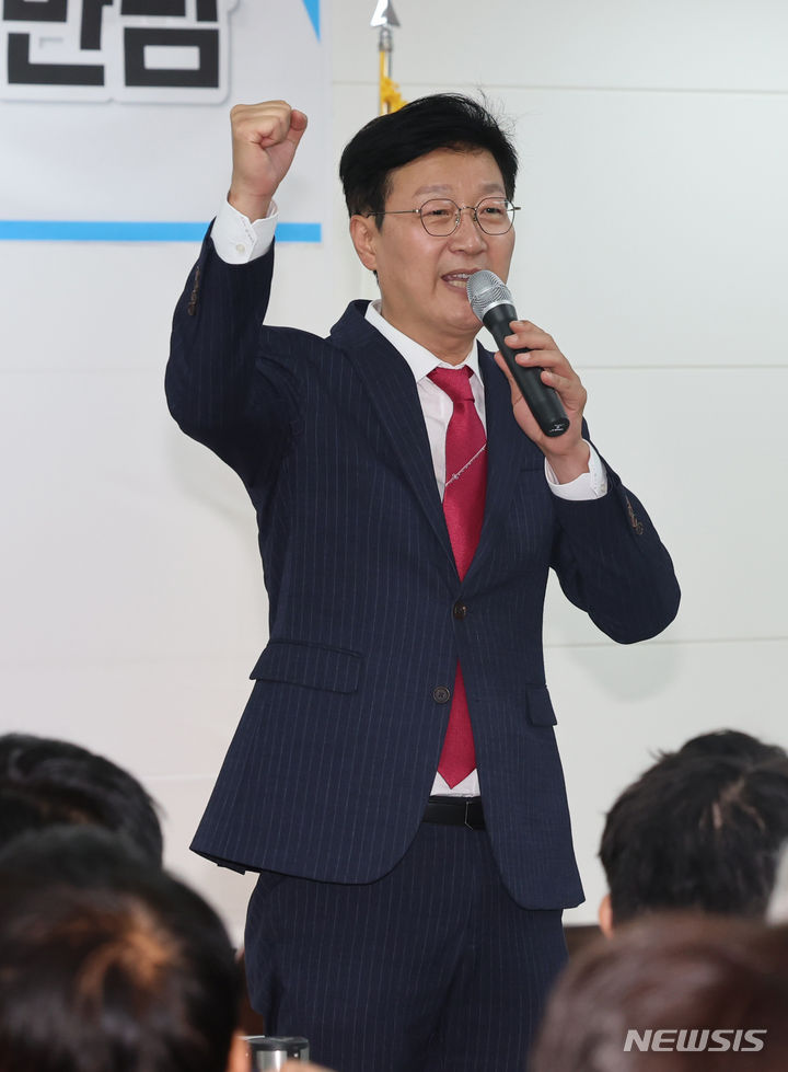 [인천=뉴시스] 전진환 기자 = 손범규 국민의힘 인천시당위원장이 1일 오전 인천 남동구 인천시당에서 열린 윤상현 당 대표 후보와 당원들과의 간담회에서 인사말을 하고 있다. 2024.07.01. amin2@newsis.com