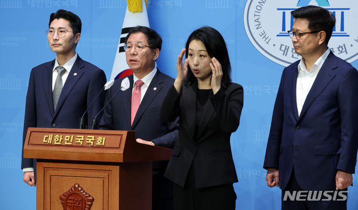[서울=뉴시스] 조성우 기자 = 이상휘(왼쪽 두 번째) 국민의힘 미디어특별위원회 위원장과 김장겸(오른쪽), 박준태 의원이 지난해 7월1일 오전 서울 여의도 국회 소통관에서 '방통위 2인 체제 합법성 인정 헌법재판소 결정' 관련 기자회견을 하고 있다. 2024.07.01. xconfind@newsis.com