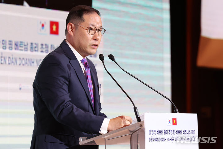 [서울=뉴시스] 이영환 기자 = 조현상 한-베트남 경제협력위원장이 1일 오전 서울 중구 롯데호텔에서 열린 팜 밍 찡 베트남 총리 초청 한-베트남 비즈니스 포럼에 참석해 개회사를 하고 있다. 2024.07.01. 20hwan@newsis.com