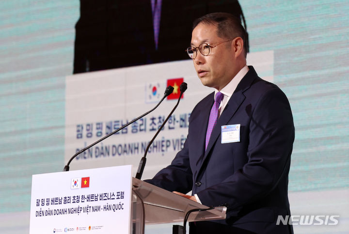 [서울=뉴시스] 이영환 기자 = 조현상 한-베트남 경제협력위원장(HS효성 부회장)이 지난달 1일 오전 서울 중구 롯데호텔에서 열린 팜 밍 찡 베트남 총리 초청 한-베트남 비즈니스 포럼에 참석해 개회사를 하고 있다. 2024.08.04. 20hwan@newsis.com