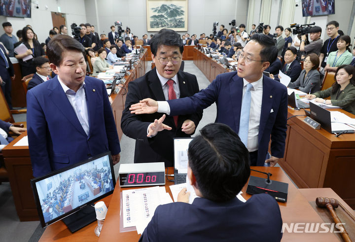 [서울=뉴시스] 조성우 기자 = 국회 운영위원회 여당 간사인 배준영(가운데) 국민의힘 의원과 권영진(왼쪽) 의원이 1일 오전 서울 여의도 국회에서 열린 운영위원회 전체회의에서 박찬대 운영위원장을 찾아가 의사진행 발언과 관련해 항의하고 있다. 오른쪽은 박성준 야당 간사. 2024.07.01. xconfind@newsis.com