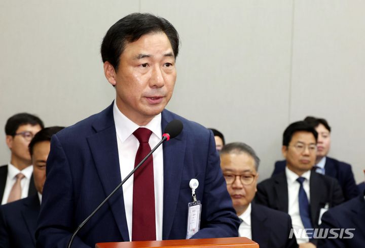 [서울=뉴시스] 조성봉 기자= 국가안보실 인사와 관련해 부당한 영향력을 행사한 혐의 등으로 기소된 윤재순 전 대통령실 총무비서관과 임종득 국민의힘 의원이 첫 공판에서 모든 혐의를 부인했다. 사진은 윤 전 비서관이 2024년 7월 1일 오전 서울 여의도 국회에서 열린 국회 운영위원회의에서 의원들의 질의에 답변하는 모습. 2026.04.07. suncho21@newsis.com