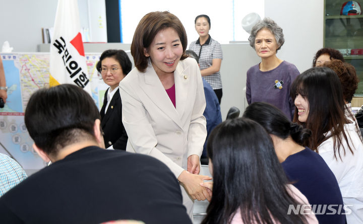 [부산=뉴시스] 하경민 기자 = 국민의힘 나경원 당대표 후보가 1일 오후 부산 영도구 조승환 국회의원 사무실을 방문, 중·영도 지역구 당원들과 인사하고 있다. 2024.07.01. yulnetphoto@newsis.com