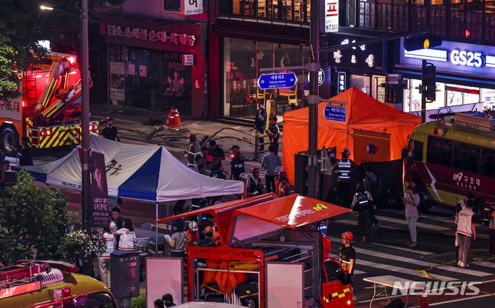 [서울=뉴시스] 김금보 기자 = 1일 오후 서울 중구 시청역 교차로에 대형 교통사고가 발생해 출동한 119구급대와 경찰 등이 사고 현장을 수습하고 있다. 이날 오후 9시28분께 서울 중구 시청역 인근 교차로에서 차량이 인도로 돌진하는 사고가 발생했다. 경찰은 "인도로 차량이 돌진해서 사고가 났다"는 신고를 토대로 정확한 사고 경위를 조사하고 있다. 2024.07.01. kgb@newsis.com