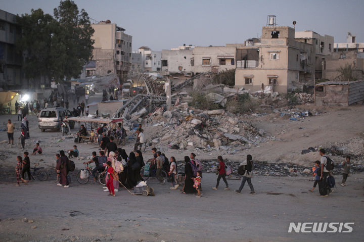 [칸유니스=AP/뉴시스]이스라엘군이 1일(현지시각) 소개 명령을 내린 가자지구 남부 칸유니스에서 팔레스타인 주민들이 대피하고 있다. 베냐민 네타냐후 이스라엘 총리가 하마스 제거 작전이 마무리되고 있다고 밝혔으나 가자 지구 내 이슬람 지하드가 1일 이스라엘을 향해 로켓 수십 발을 발사해 전투 능력을 유지하고 있음을 과시했다. 2024.7.2.