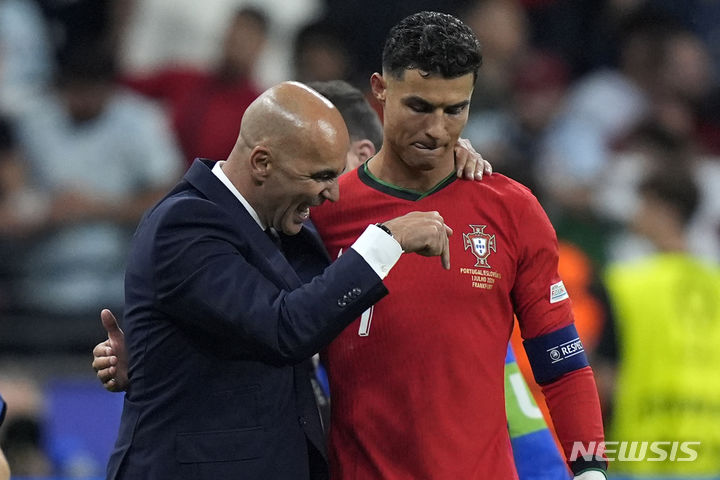[프랑크푸르트=AP/뉴시스] 포르투갈 축구 국가대표 크리스티아누 호날두(오른쪽)와 로베르토 마르티네즈 감독. 2024. 7. 1.