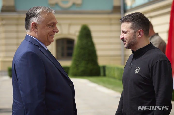 [키이우=AP/뉴시스] 지난해 7월2일(현지 시간) 우크라이나 키이우에서 볼로디미르 젤렌스키(오른쪽) 대통령과 빅토르 오르반 헝가리 총리가 만나고 있다. 2025.09.27.