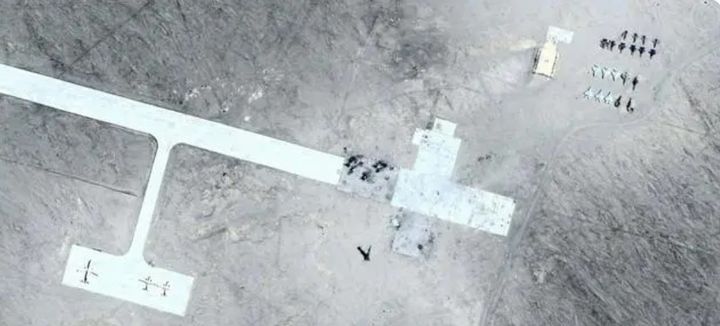 중국 서부 신장의 한 사막에 F-22와 F-35 스텔스 전투기 모형이 설치됐다. 주변에 격납고와 활주로도 보인다. 구글 상업용 위성이 공개한 사진이라며 중국 인터넷에 올라와 있다.(사진 바이두 캡처). 2024.07.02.&nbsp; *재판매 및 DB 금지