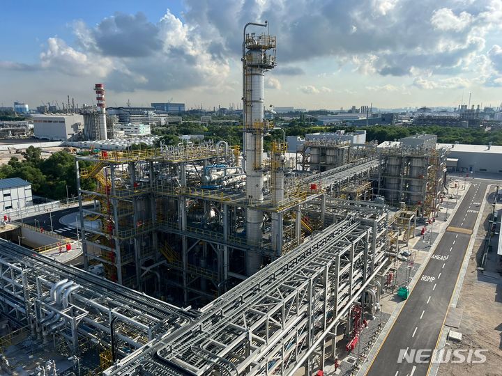 [서울=뉴시스] 싱가포르 카리플렉스 라텍스 공장. (사진=DL이앤씨 제공)