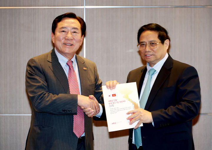 [서울=뉴시스]김기문(왼쪽) 중기중앙회장과 팜 민 찐 베트남 총리.(사진=중기중앙회 제공) *재판매 및 DB 금지