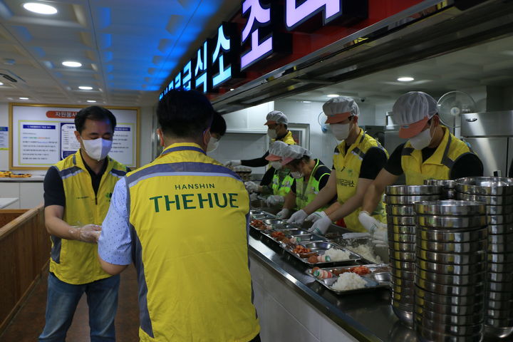 한신공영 사내봉사단체인 '한신孝플러스봉사단'이 종로구 소재 천사무료급식소에서 급식봉사를 진행하고 있다.(사진 제공=한신공영) *재판매 및 DB 금지