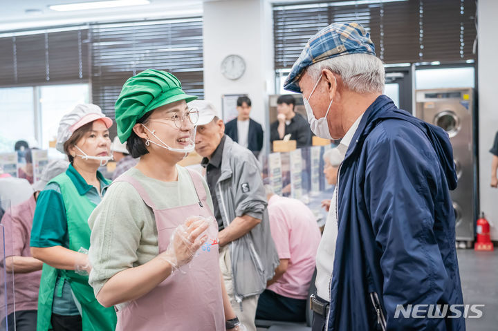 [서울=뉴시스]서울 강동구는 민선 8기 취임 3년 차를 시작하는 이수희 강동구청장이 주민과 직접 소통하는 현장 행보에 나선 모습. (사진=강동구 제공). 2024.07.02. photo@newsis.com 