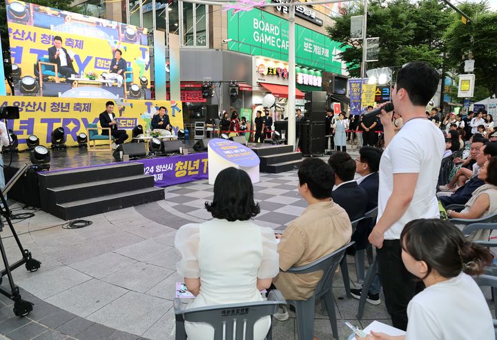 [양산=뉴시스] 나동연 경남 양산시장이 1일 양산젊음의거리에서 열린 머물고 싶은 양산, 함께 하는 청년 도전이라는 주제의 청년들과의 토크콘서트를 진행하고 있다. (사진=양산시 제공) 2024.07.02. photo@newsis.com *재판매 및 DB 금지