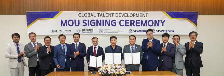 [부산=뉴시스] 동아대학교는 파키스탄 NUTECH(National University of Technology), NRTC (National Radio & Telecommunication Corporation), STS로보테크(STS정밀) 등과 업무협약을 체결했다고 2일 밝혔다. (사진=동아대 제공) *재판매 및 DB 금지