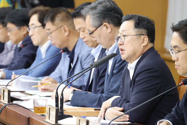 [대전=뉴시스]이장우 대전시장이 2일 확대간부회의를 주재한 자리에서 인사말을 하고 있다. 2024. 07. 02&nbsp; *재판매 및 DB 금지