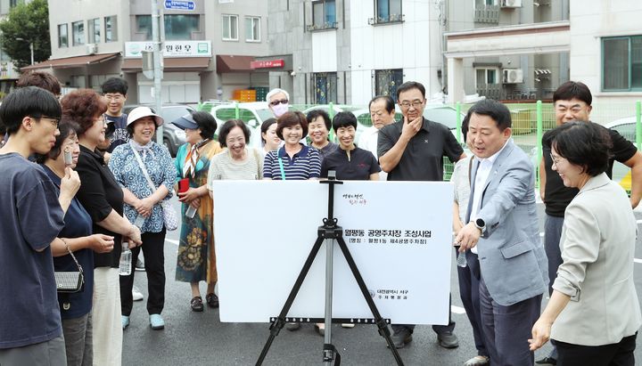 [대전=뉴시스] 서철모(오른쪽 두번째) 대전 서구청장이 공영주차장 사업지를 방문해 현황을 살피고 있다. (사진= 서구청 제공) *재판매 및 DB 금지