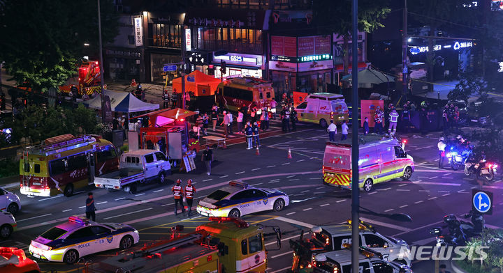 [서울=뉴시스] 김금보 기자 =경찰이 총 16명의 사상자를 낸 '시청역 역주행 사고'와 관련, 사고 차량 운전자에 대한 출국금지를 신청했으나 검찰에서 받아들여지지 않았다.  사진은 지난 1일 오후 서울 중구 시청역 교차로에 대형 교통사고가 발생해 출동한 119구급대와 경찰 등이 사고 현장을 수습하는 모습. 2024.07.02. kgb@newsis.com