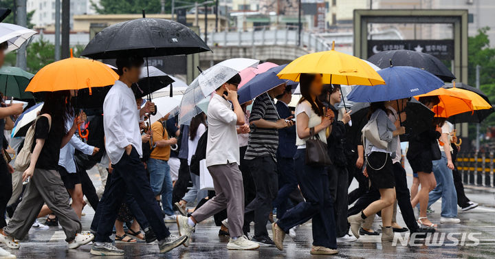 [서울=뉴시스] 황준선 기자 = 장맛비가 내린 2일 오전 서울 용산역 인근에서 우산을 쓴 시민들이 발걸음을 옮기고 있다. 2024.07.02. hwang@newsis.com