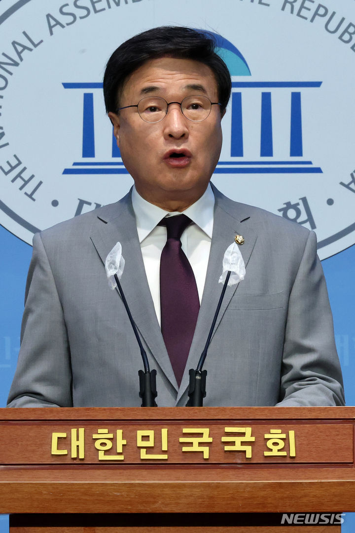 [서울=뉴시스] 조성우 기자 = 김대식 국민의힘 의원이 2일 오전 서울 여의도 국회 소통관에서 교육 3법 발의 기자회견을 하고 있다. 2024.07.02. xconfind@newsis.com